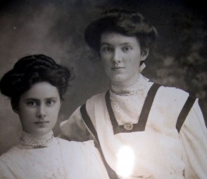 Sisters Rose Isobel Nellie Stafford and Eva Mary Fyle Stafford